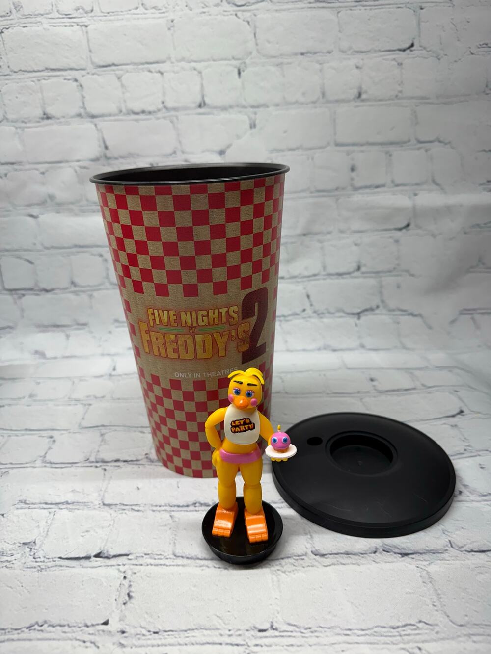 Five Nights At Freddy's 2 FNAF 2 Movie  Cup w/ Topper Toy chica and cupcake New